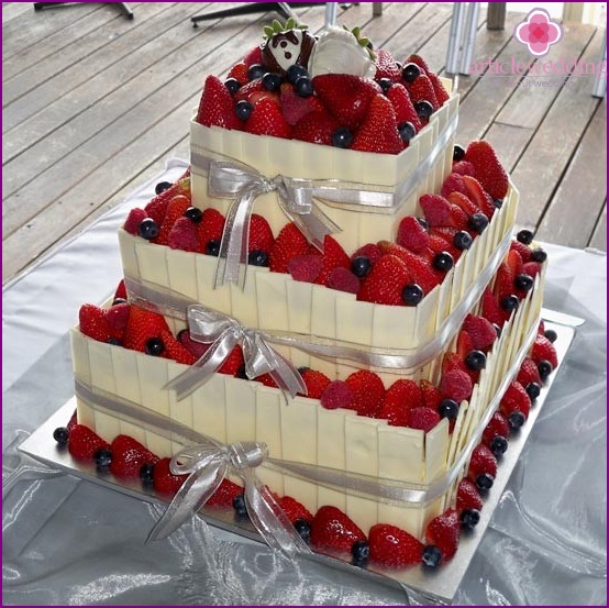 Gâteau de mariage aux fraises