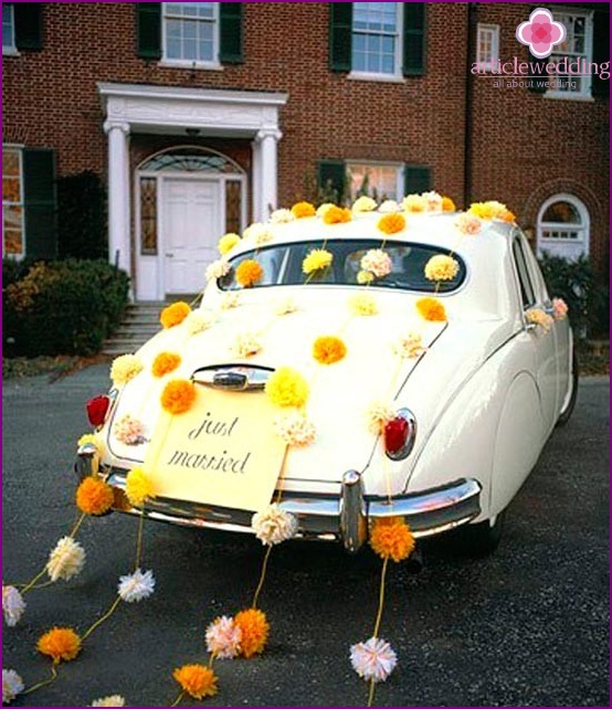 Crepe paper pompoms in a tuple decor