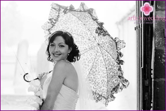 Photographing a bride with an umbrella