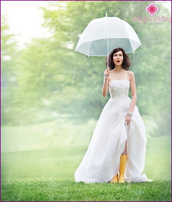 Wedding photo shoot with umbrella in the rain