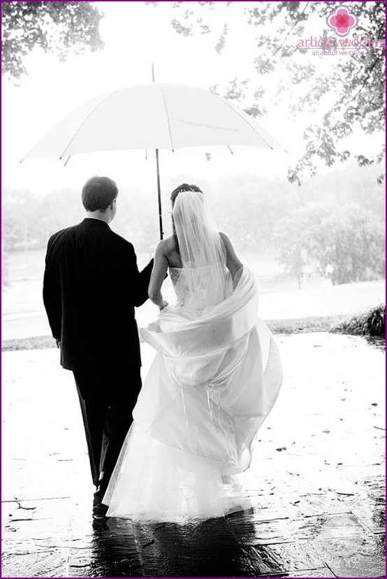 Walk in the rain at a wedding photo shoot