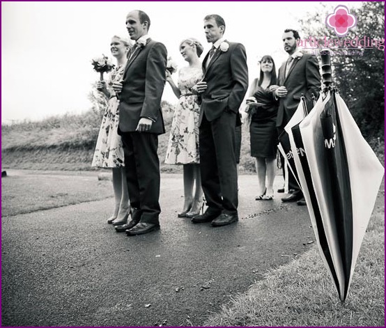 Photographie de mariage avec un parapluie de canne