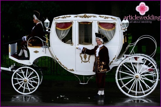 Le chariot blanc comme neige convient également pour un mariage grec.