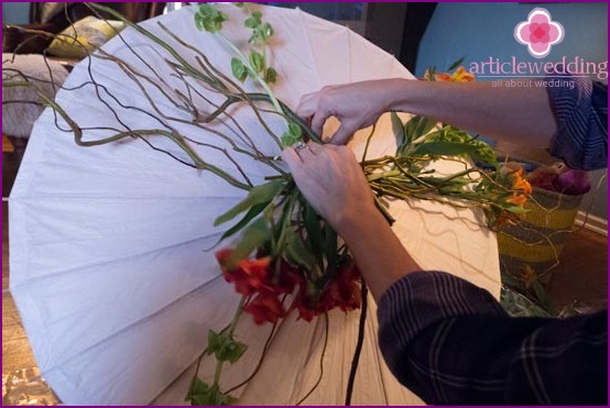 Decorate the umbrella with flowers