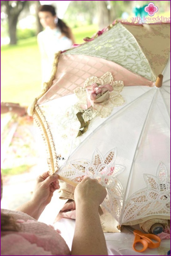 Guarda-chuva de casamento decorado com bordados e rendas