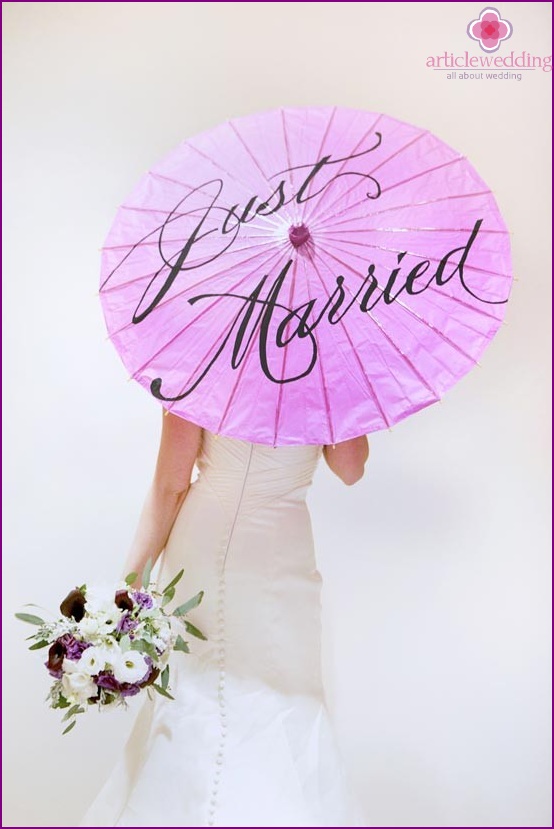 Umbrella of the bride with inscriptions