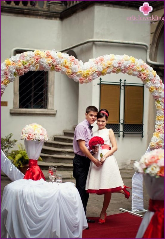 Helles Dekor für eine Hochzeit im Stil der 60er Jahre