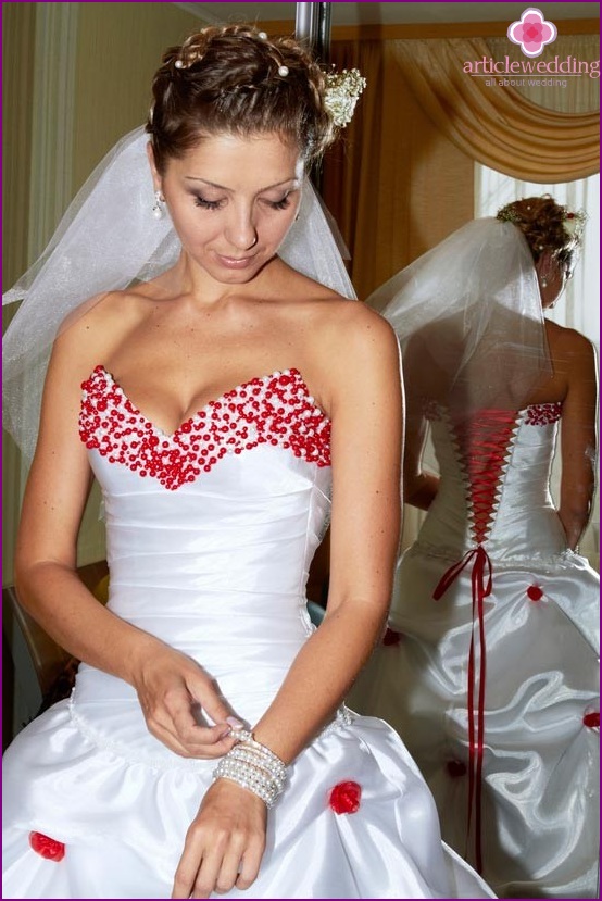 Vestido de novia en estilo blanco y rojo.