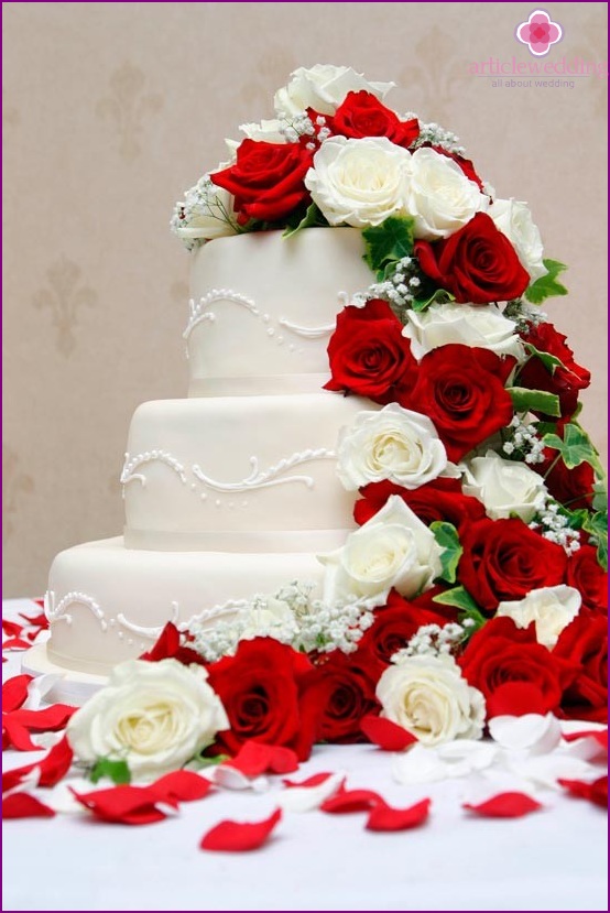 Pastel de bodas blanco y rojo