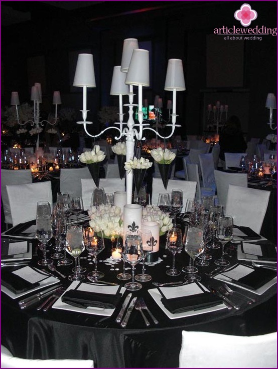 Table decor in black and white.