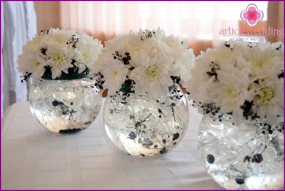 Table decoration with flowers in black and white