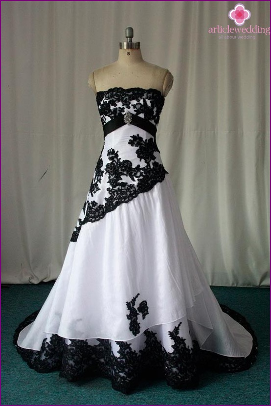 Dress of the bride in black and white