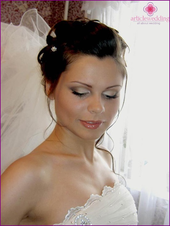 Makeup and hairstyle bride