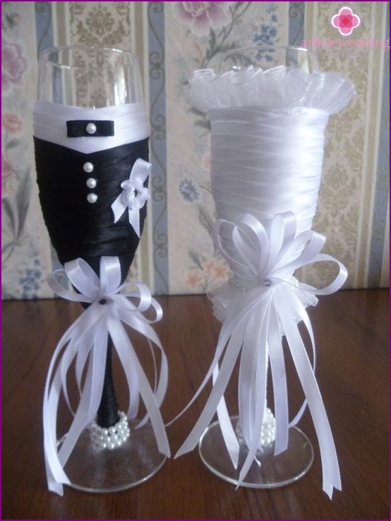 Bröllopsglas av bruden och brudgummen