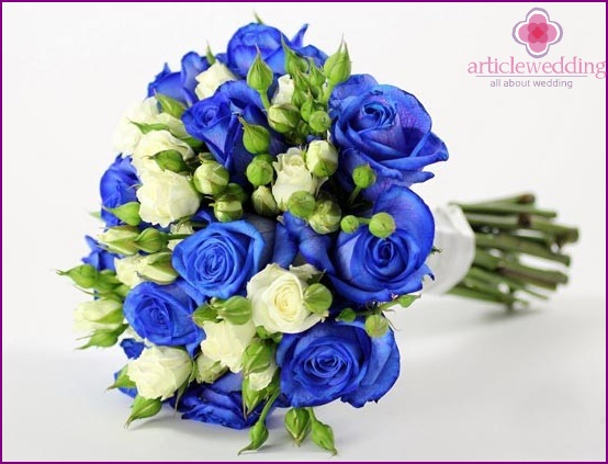 Bouquet with blue roses