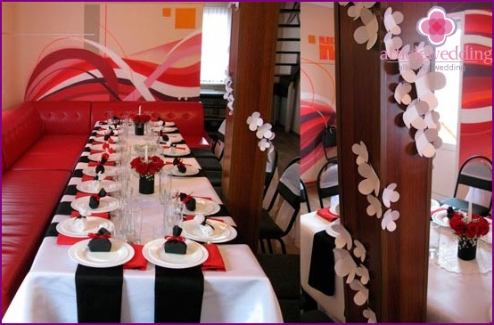 A combination of black, white and red in a wedding decor