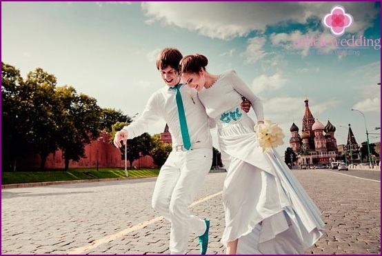 Bräutigam und Braut in türkisfarbenen Kleidern