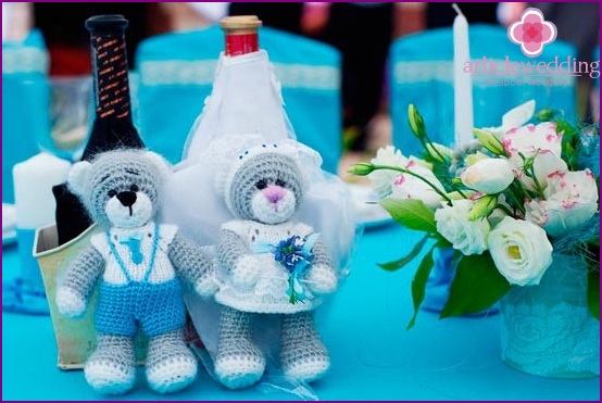 Türkisfarbene Figuren für eine Hochzeit