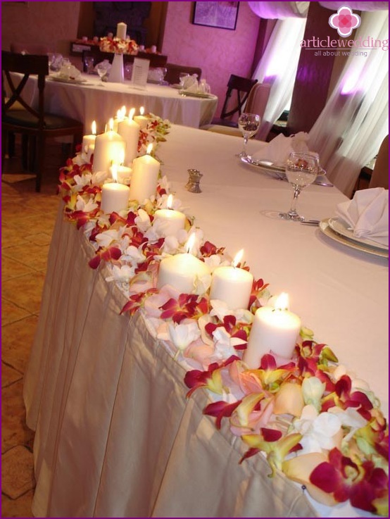 Esküvői asztaldísz virágokkal