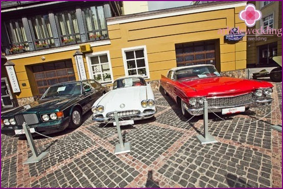 Bright cars for a bright wedding