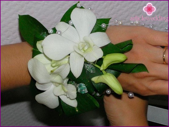 Armband mit frischen Blumen und Perlen und Signalhörnern