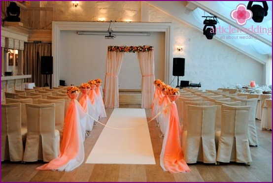 Decoration of the central aisle for the newlyweds