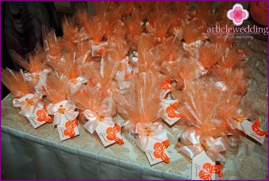 Presentes de casamento para convidados em decoração laranja-pêssego