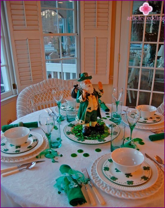 Themed table setting in emerald color