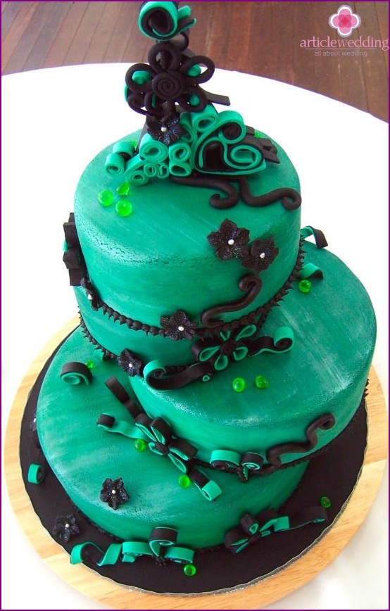 Pastel de bodas negro y esmeralda