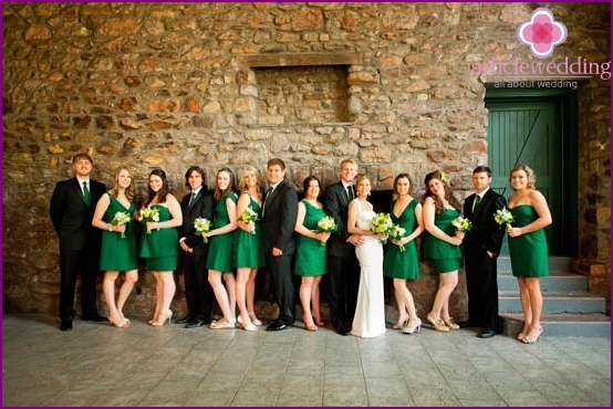 Emerald outfits of the newlyweds and bridesmaids