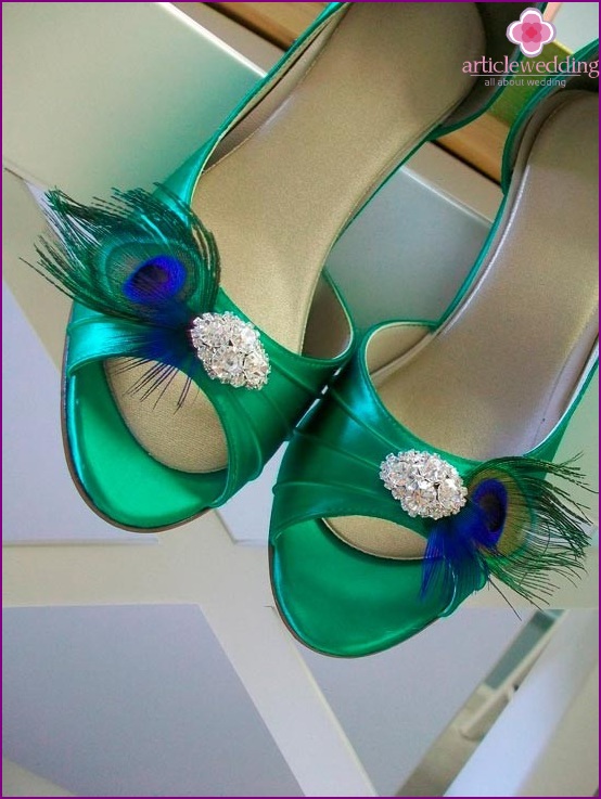 Zapatos de novia esmeralda con broche y pluma de pavo real