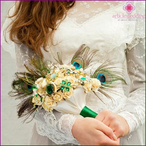 Bouquet da sposa con piume di pavone