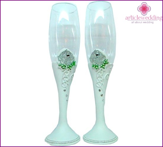 Glasses for newlyweds with emerald rhinestones