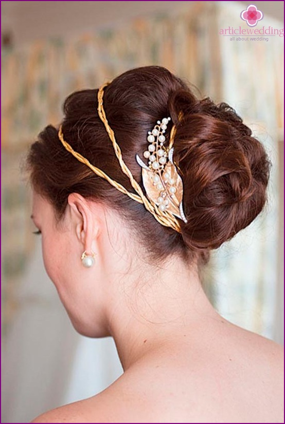 Gold decoration for bride hairstyle