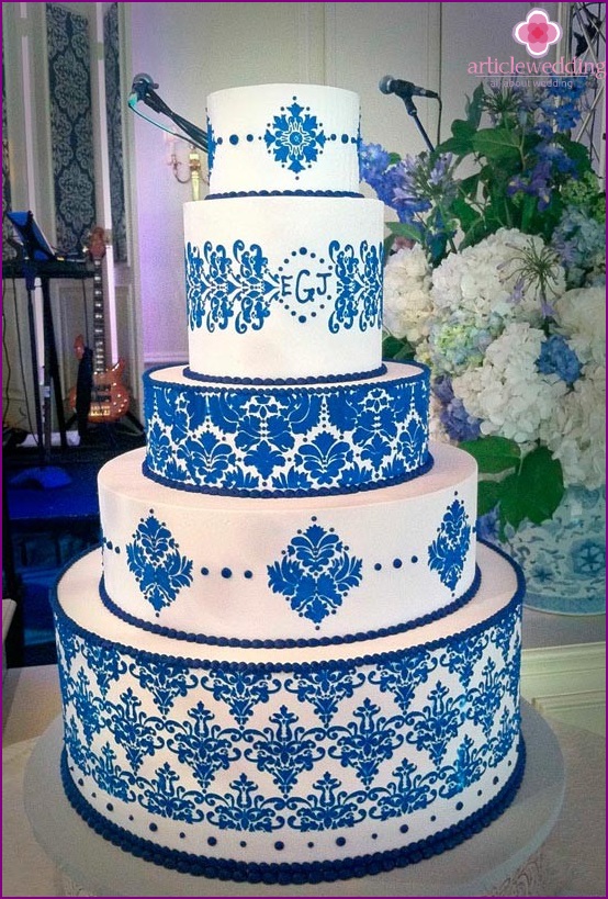 Hochzeitstorte mit dekorativer blauer Malerei