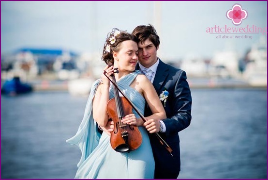 Newlyweds outfits in white and blue