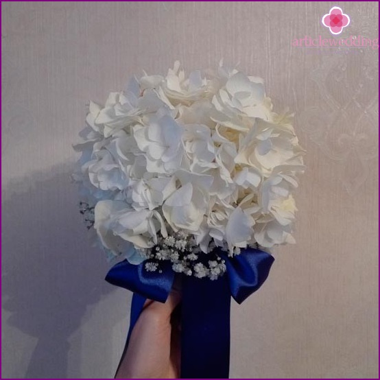 Bouquet da sposa di fiori bianchi con un nastro di raso blu