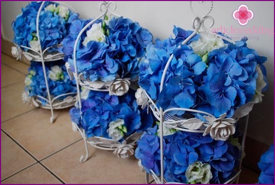 Arreglos florales blancos y azules para decorar el salón