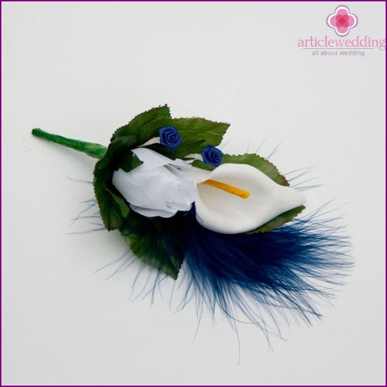 Weißer und blauer Boutonniere