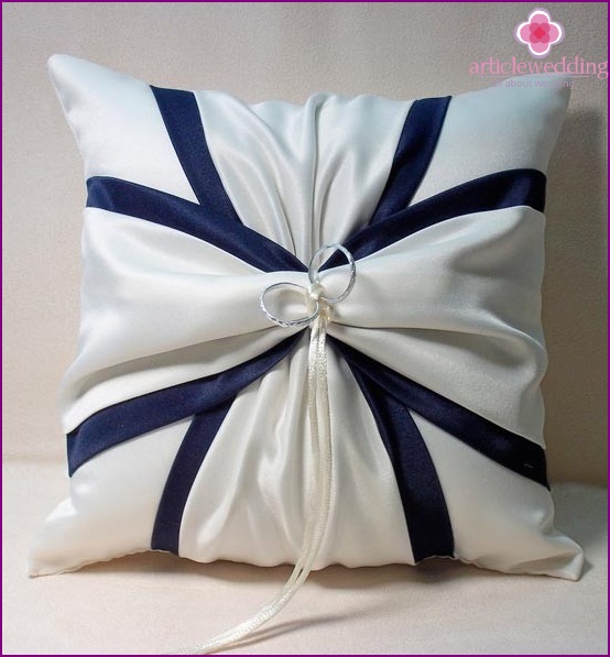 Cushion for rings with blue accents