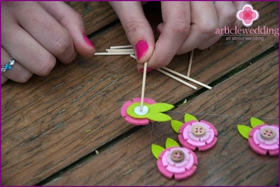 Como anexar um palito a uma flor