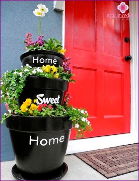 The idea of ​​using flower pots at the entrance