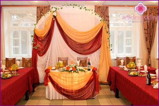 Room decoration in burgundy-orange tones