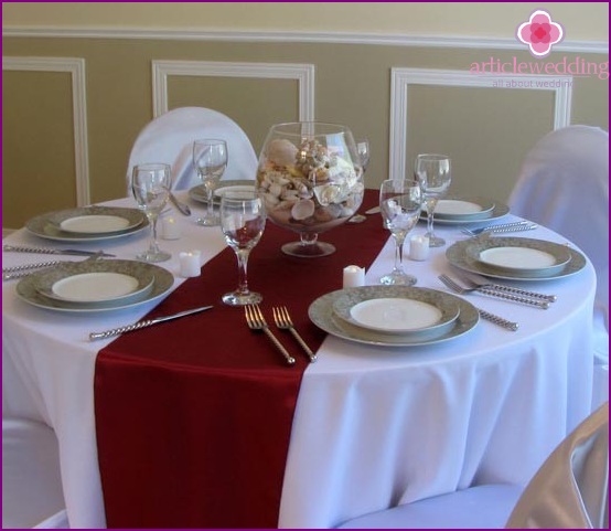 Regolazione della tavola di nozze per gli ospiti