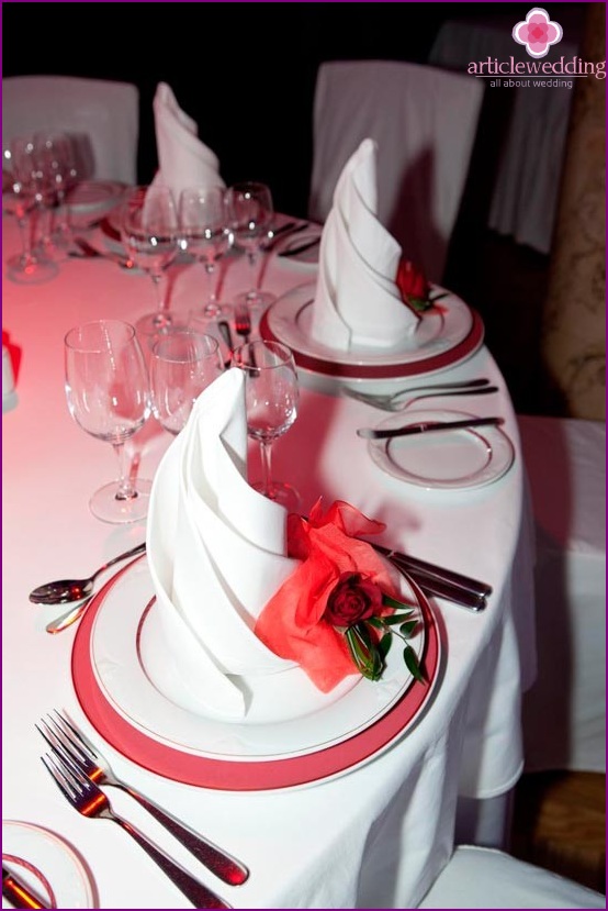 Table setting with napkins and flowers