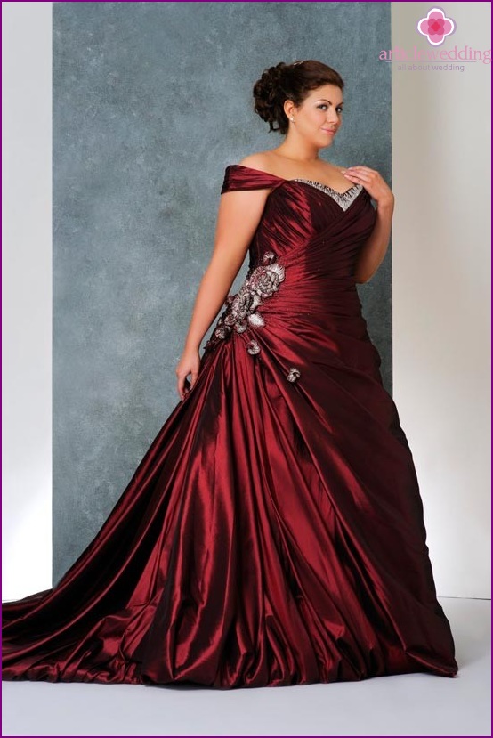 Burgundy wedding dress for a full bride