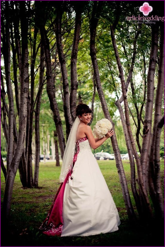 Photo session of the bride in a white-burgundy dress