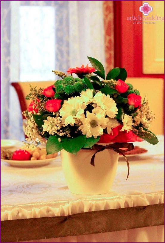 Vaso con fiori per la decorazione della tavola