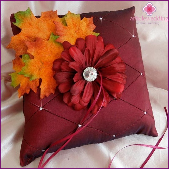 Wedding ring cushion