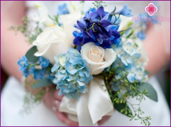 Tonalità blu del bouquet della sposa